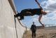 Это горизонтальный Wallrun(бег по стене).