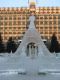Возле городской администрации каждую зиму строят ледовые фигуры