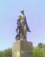 Памятник Алишеру Навои на одноименной улице, рядом с одноименным кинотеатром